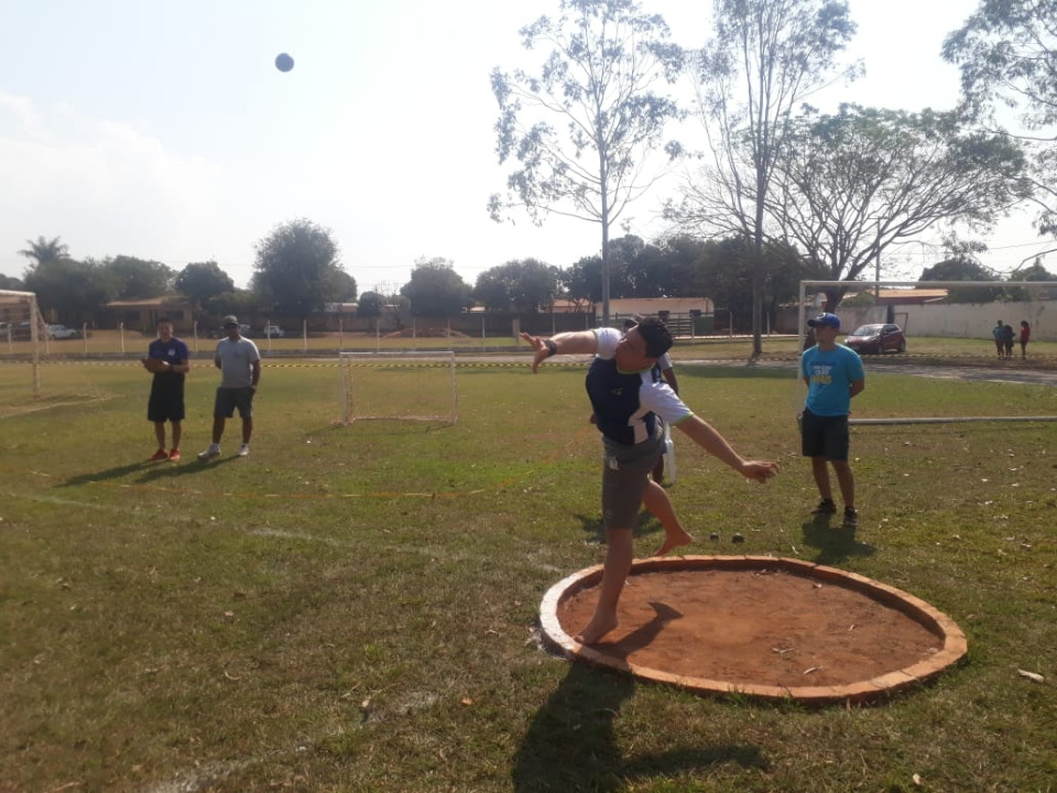 Estádio Municipal recebe jogos escolares. Confira as fotos