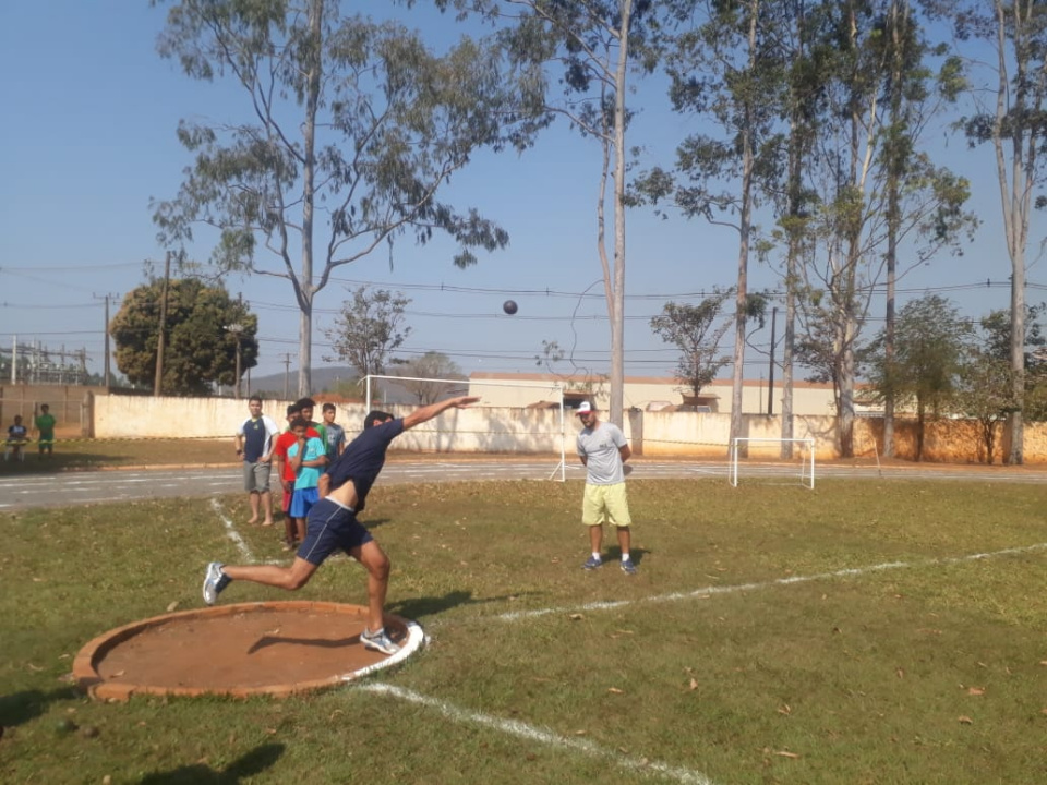 Estádio Municipal recebe jogos escolares. Confira as fotos