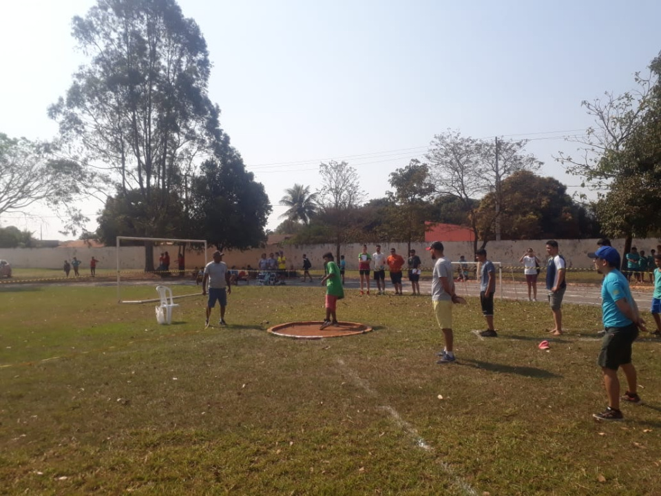 Estádio Municipal recebe jogos escolares. Confira as fotos