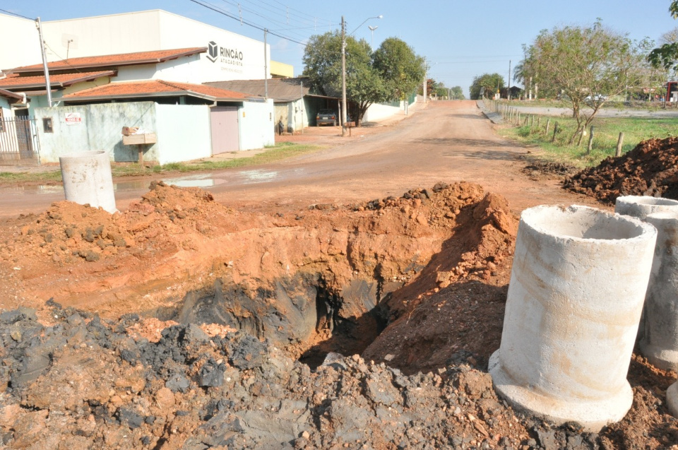 Prefeitura constrói rede de drenagem na Rua Fillinto Muller