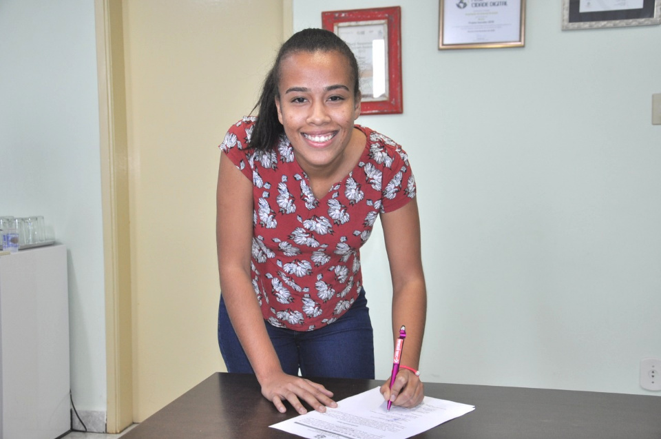 Prefeito dá posse à candidata aprovada no concurso público