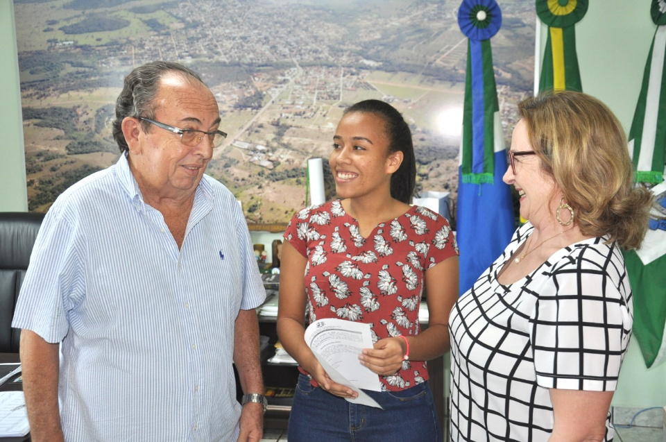 Prefeito dá posse à candidata aprovada no concurso público