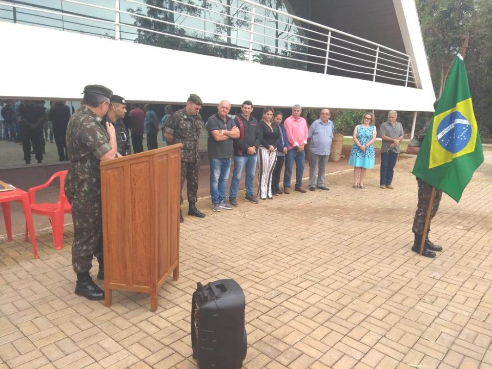 Dispensados do serviço militar fazem juramento à bandeira