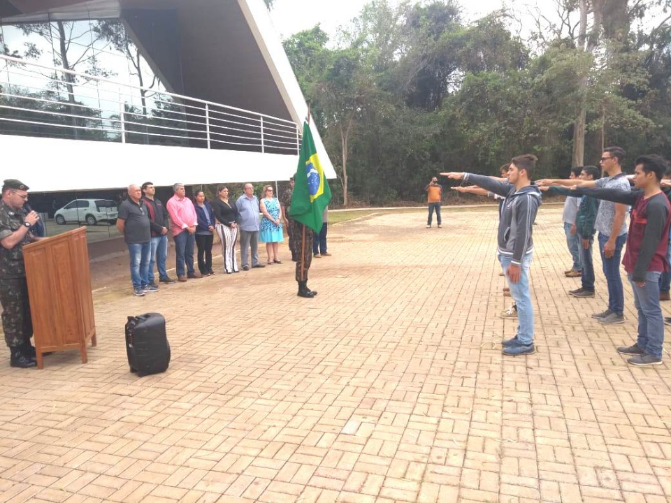 Dispensados do serviço militar fazem juramento à bandeira
