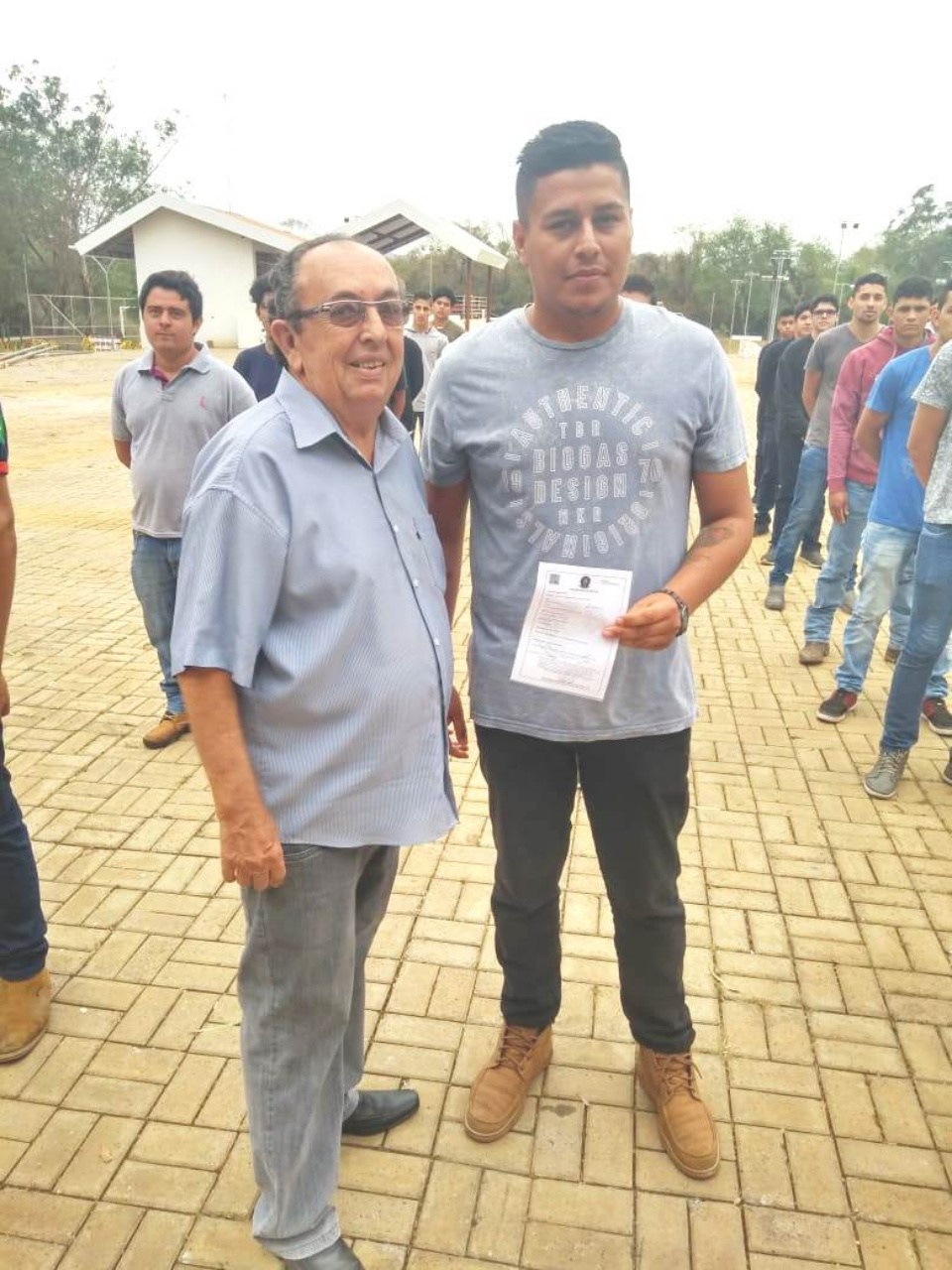 Dispensados do serviço militar fazem juramento à bandeira