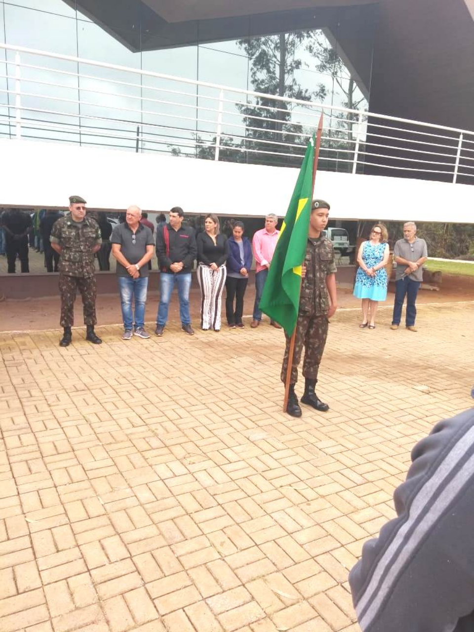 Dispensados do serviço militar fazem juramento à bandeira