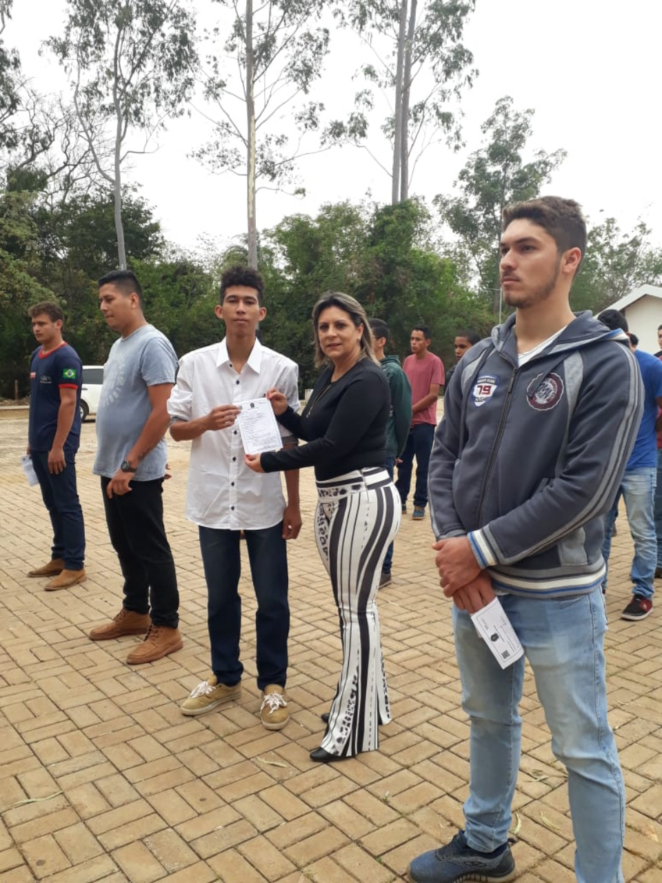 Dispensados do serviço militar fazem juramento à bandeira