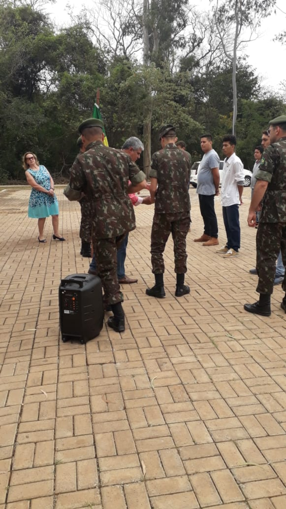 Dispensados do serviço militar fazem juramento à bandeira