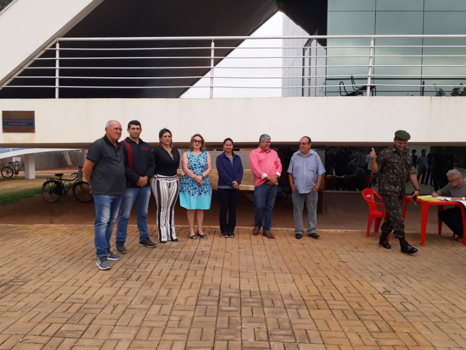 Dispensados do serviço militar fazem juramento à bandeira