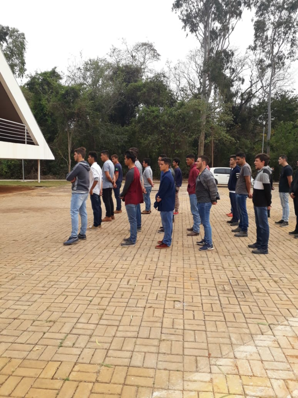 Dispensados do serviço militar fazem juramento à bandeira