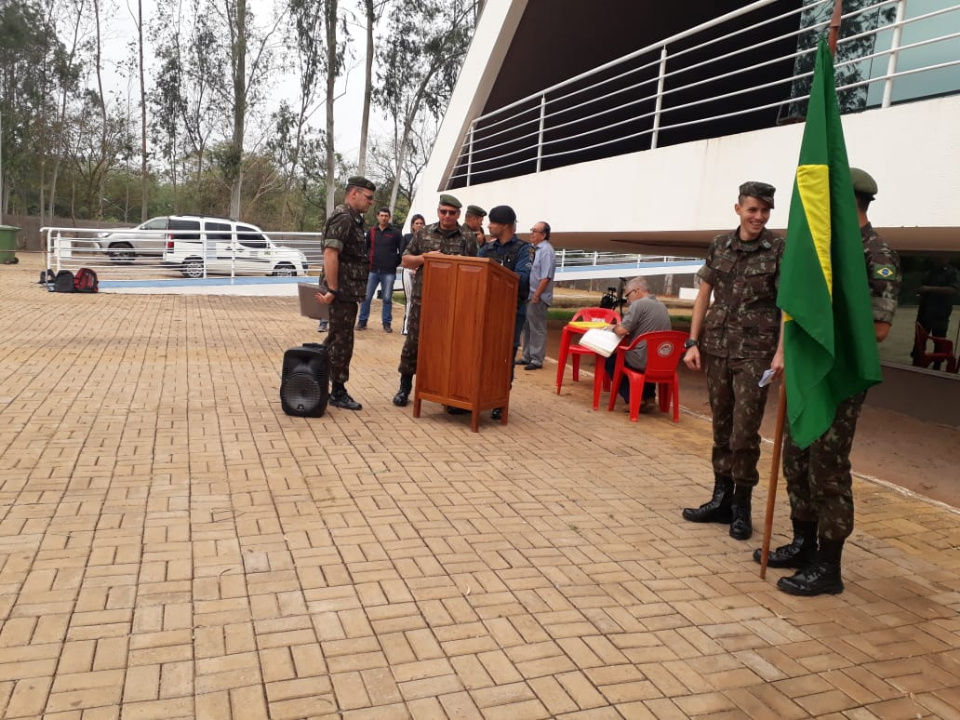 Dispensados do serviço militar fazem juramento à bandeira