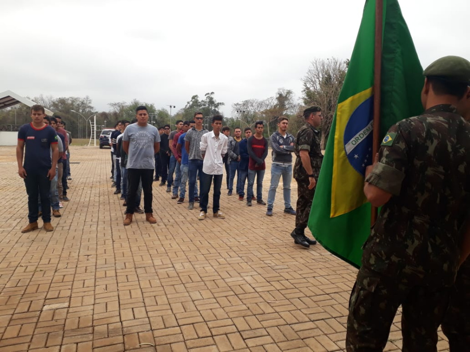 Dispensados do serviço militar fazem juramento à bandeira