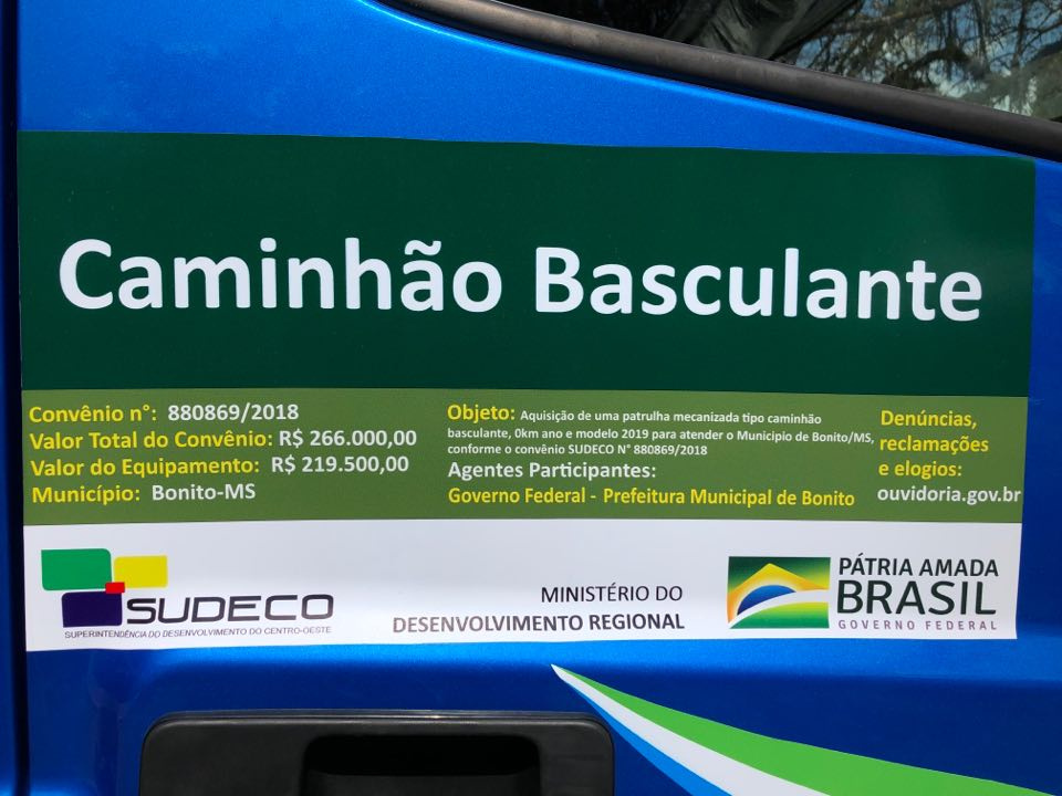 Prefeito entrega caminhão basculante para a Secretaria de Obras
