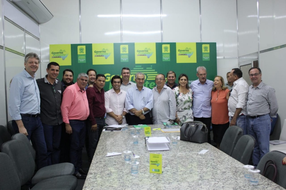 Prefeito reúne-se com governador e apresenta projetos