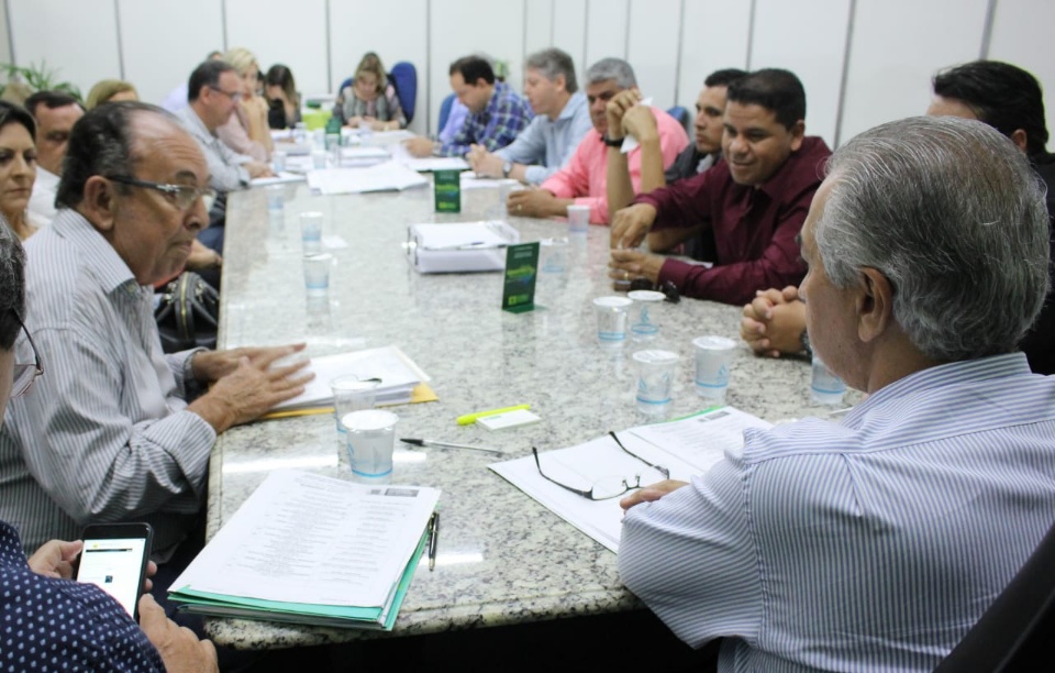 Prefeito reúne-se com governador e apresenta projetos