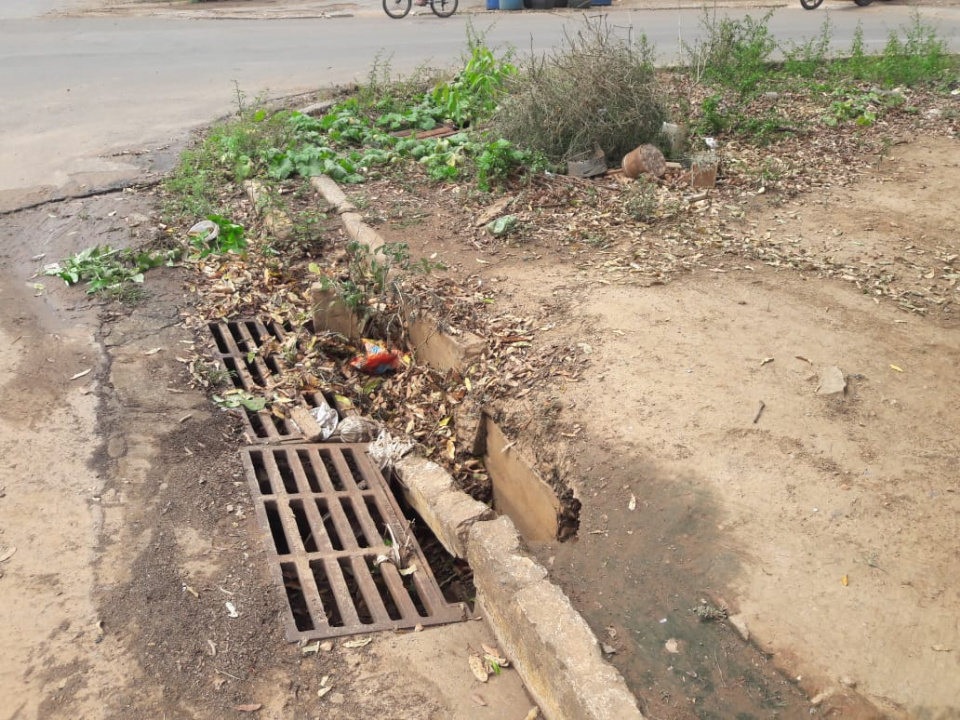 Secretaria de Obras está limpando e revitalizando bueiros