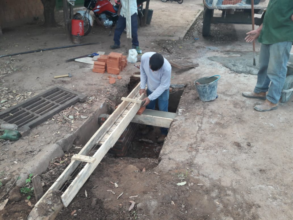 Secretaria de Obras está limpando e revitalizando bueiros