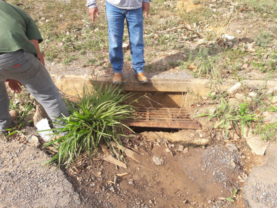 Secretaria de Obras está limpando e revitalizando bueiros