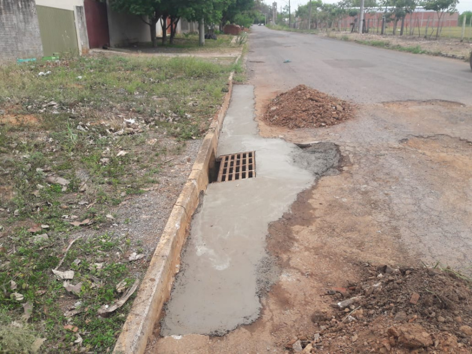 Secretaria de Obras está limpando e revitalizando bueiros
