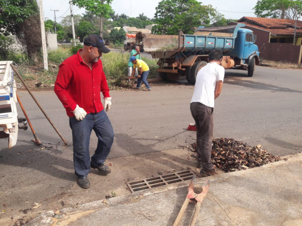 Secretaria de Obras está limpando e revitalizando bueiros