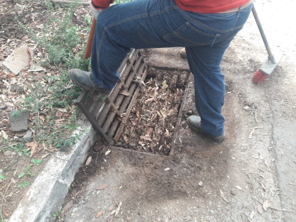 Secretaria de Obras está limpando e revitalizando bueiros