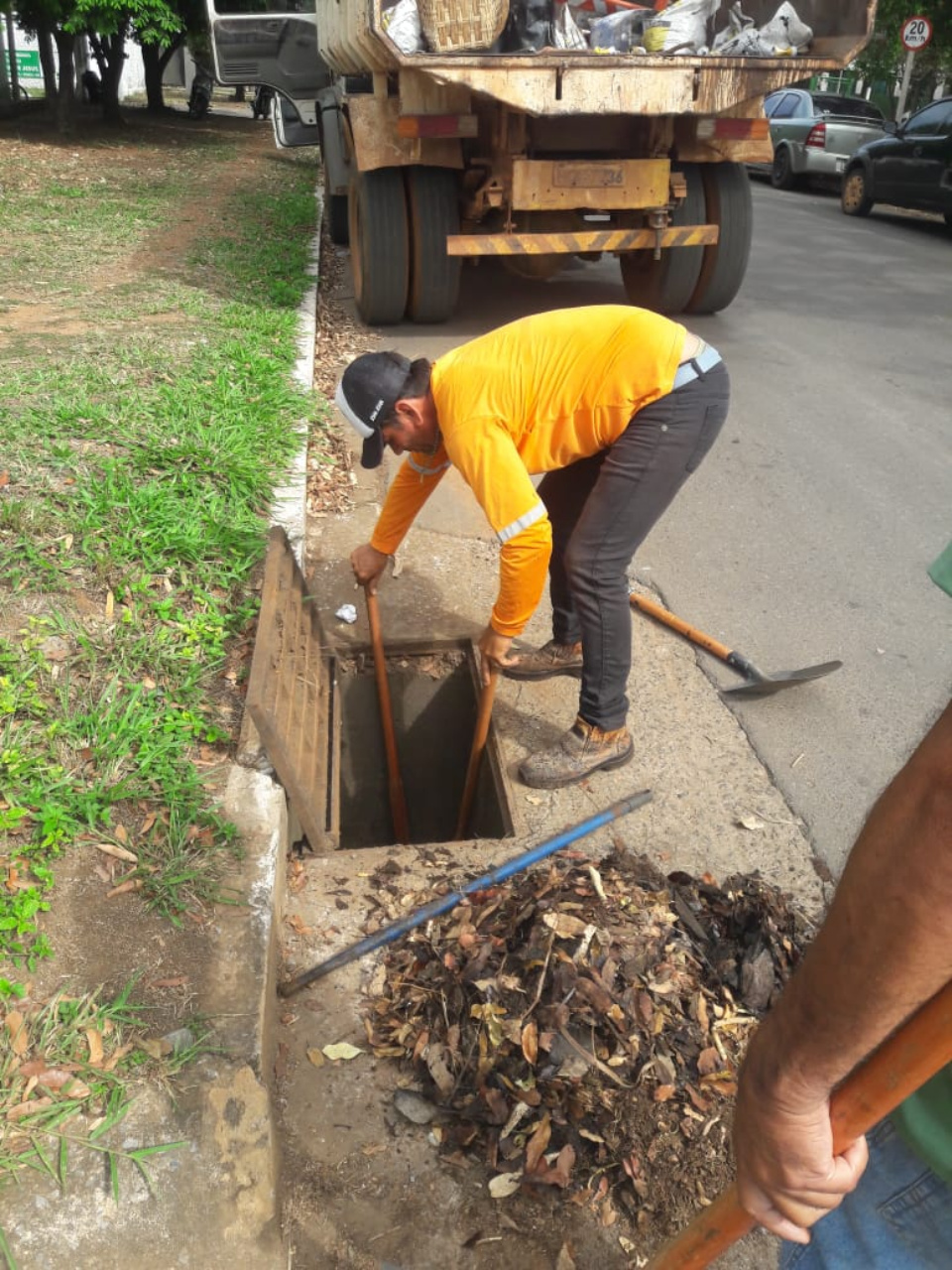 Secretaria de Obras está limpando e revitalizando bueiros
