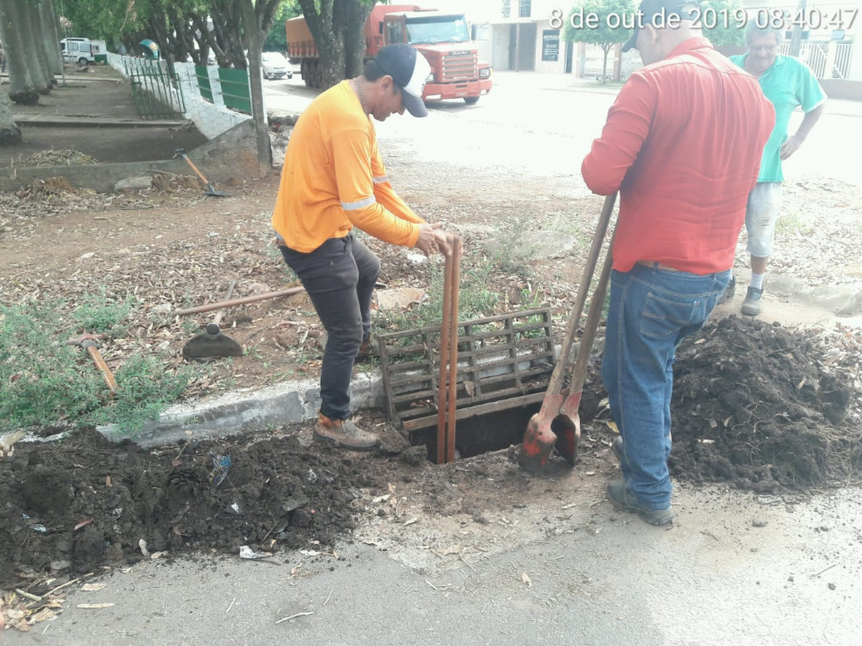 Secretaria de Obras está limpando e revitalizando bueiros
