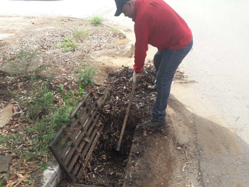 Secretaria de Obras está limpando e revitalizando bueiros