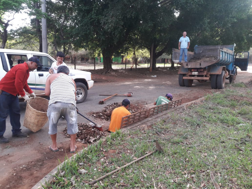 Secretaria de Obras está limpando e revitalizando bueiros