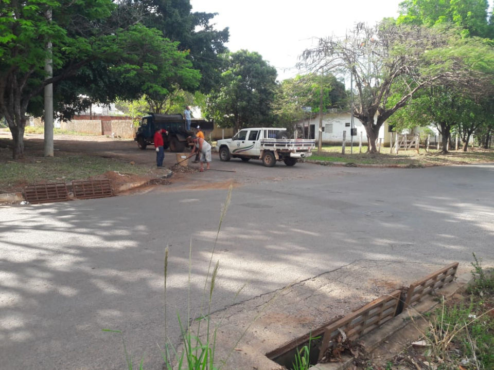 Secretaria de Obras está limpando e revitalizando bueiros