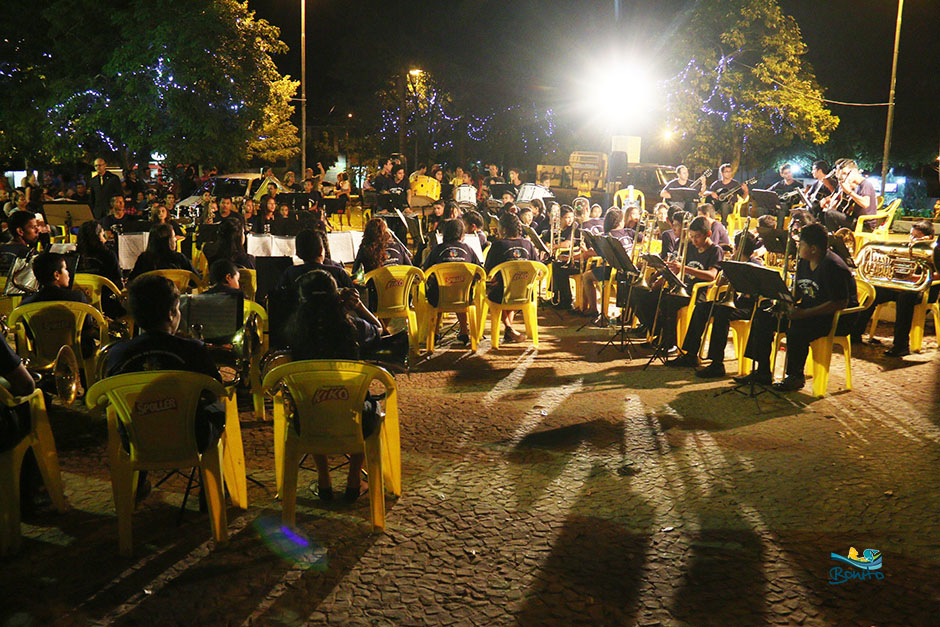 Noite de Concerto Natalino e prêmios na Praça da Liberdade em Bonito