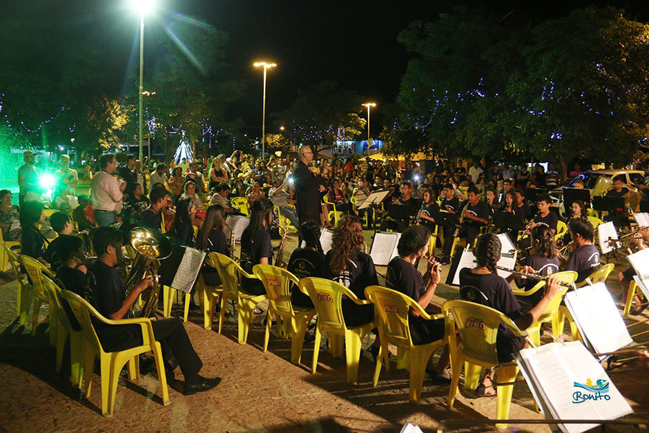 Noite de Concerto Natalino e prêmios na Praça da Liberdade em Bonito