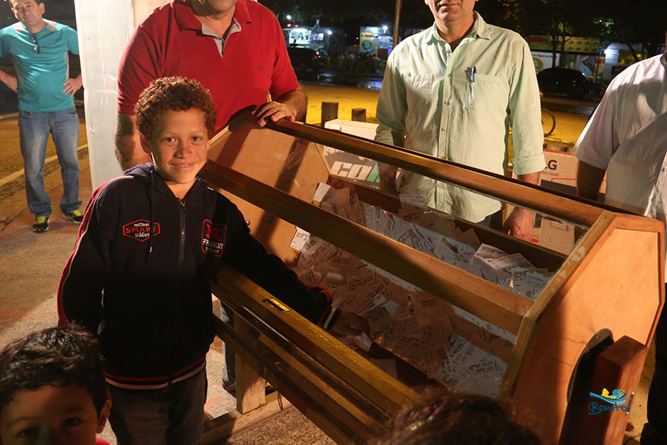 Noite de Concerto Natalino e prêmios na Praça da Liberdade em Bonito