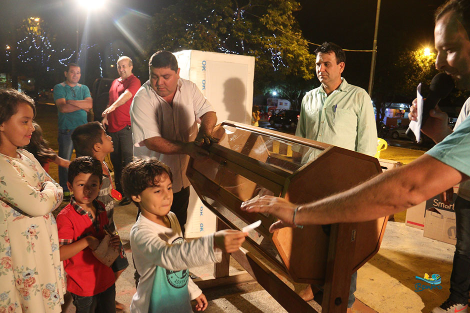 Noite de Concerto Natalino e prêmios na Praça da Liberdade em Bonito