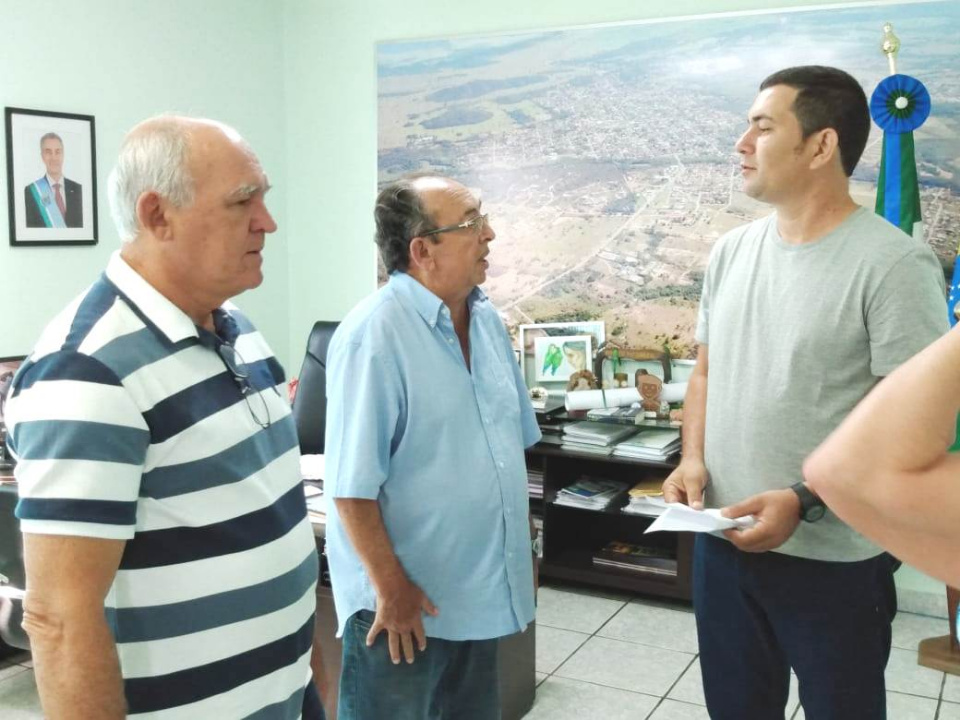 Prefeito dá posse a novo operador de máquinas concursado