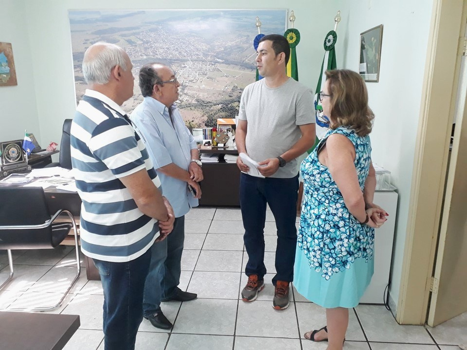 Prefeito dá posse a novo operador de máquinas concursado