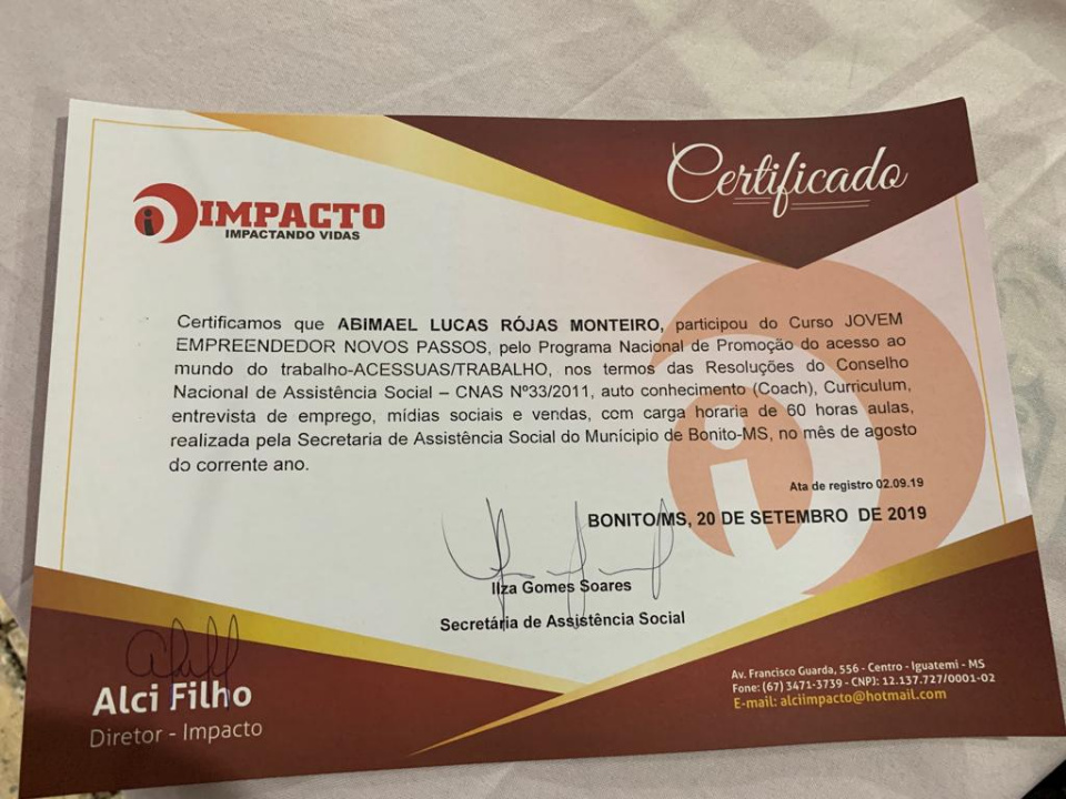 Prefeito entrega certificados de curso de aprimoramento profissional