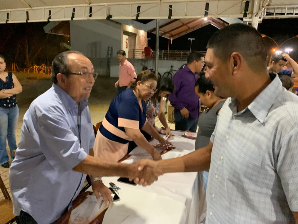 Prefeito entrega certificados de curso de aprimoramento profissional