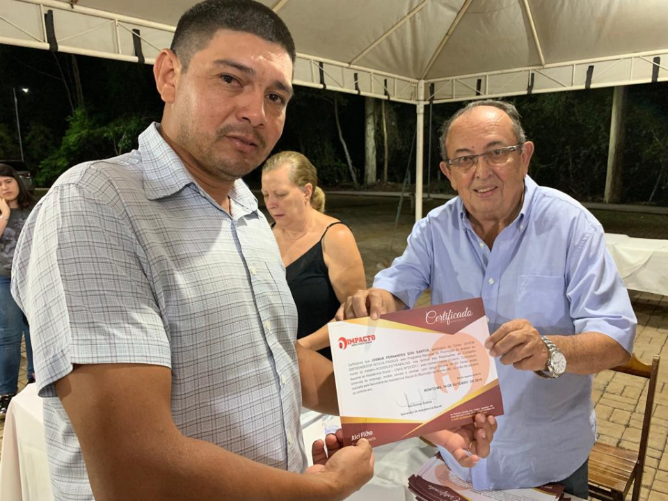 Prefeito entrega certificados de curso de aprimoramento profissional