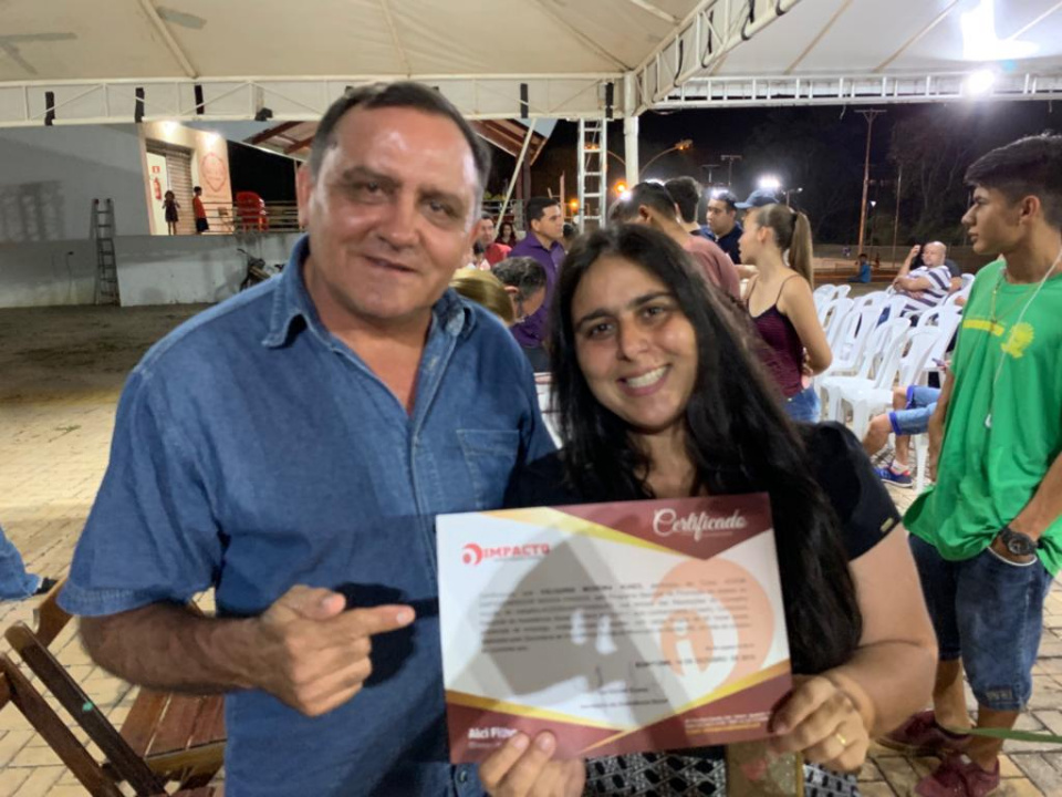 Prefeito entrega certificados de curso de aprimoramento profissional