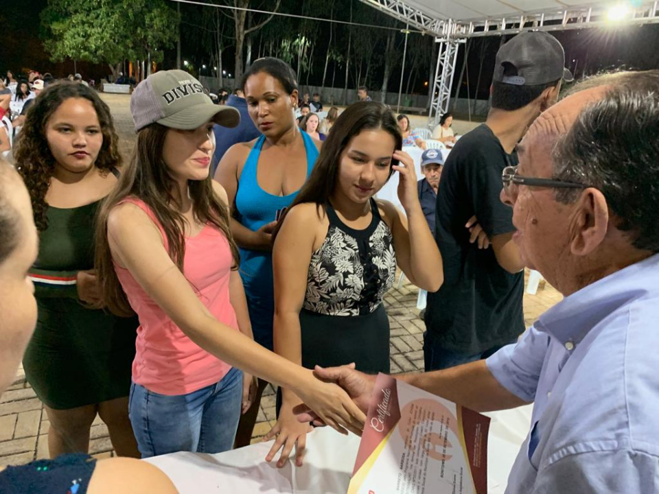 Prefeito entrega certificados de curso de aprimoramento profissional