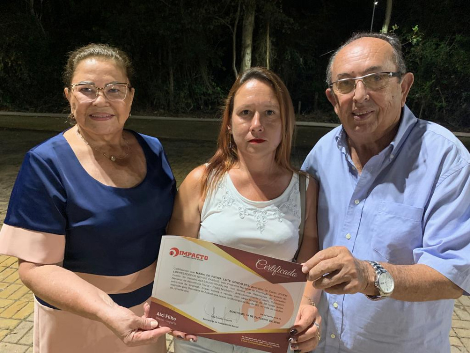 Prefeito entrega certificados de curso de aprimoramento profissional