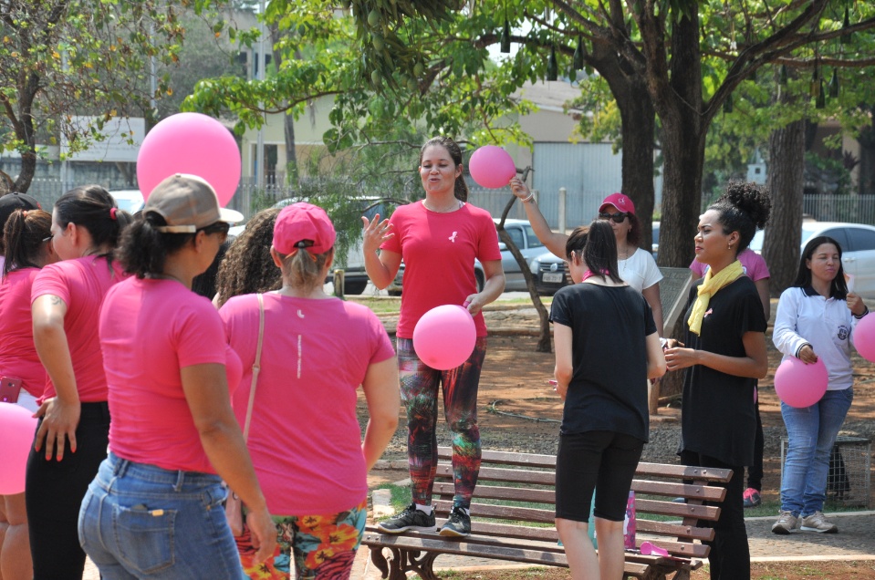 Caminhada encerra a programação do Outubro Rosa