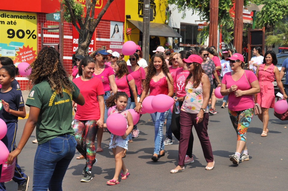 Caminhada encerra a programação do Outubro Rosa