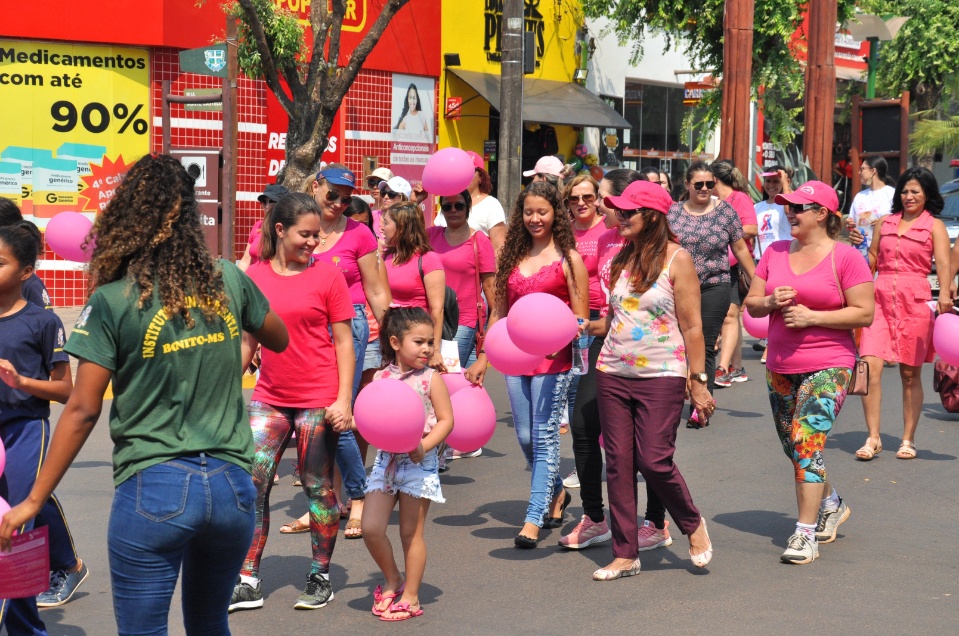 Caminhada encerra a programação do Outubro Rosa