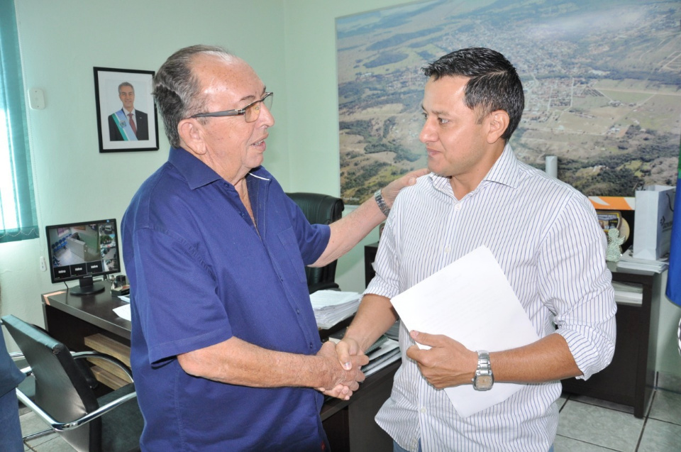 Prefeito dá posse a mais um aprovado no concurso público