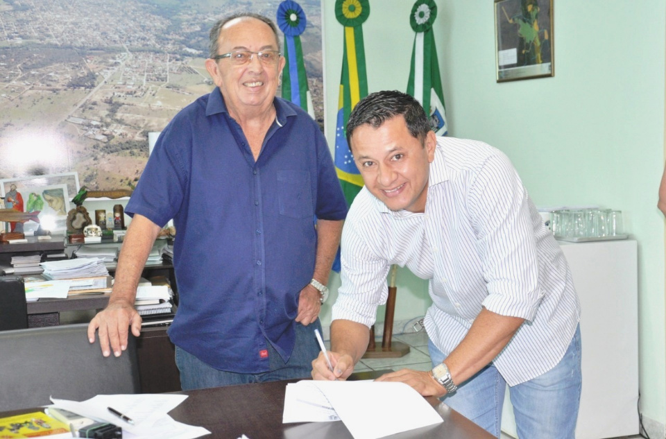 Prefeito dá posse a mais um aprovado no concurso público