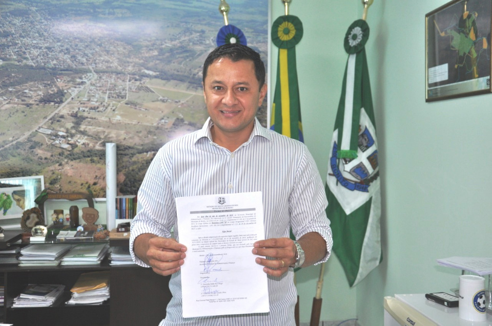 Prefeito dá posse a mais um aprovado no concurso público