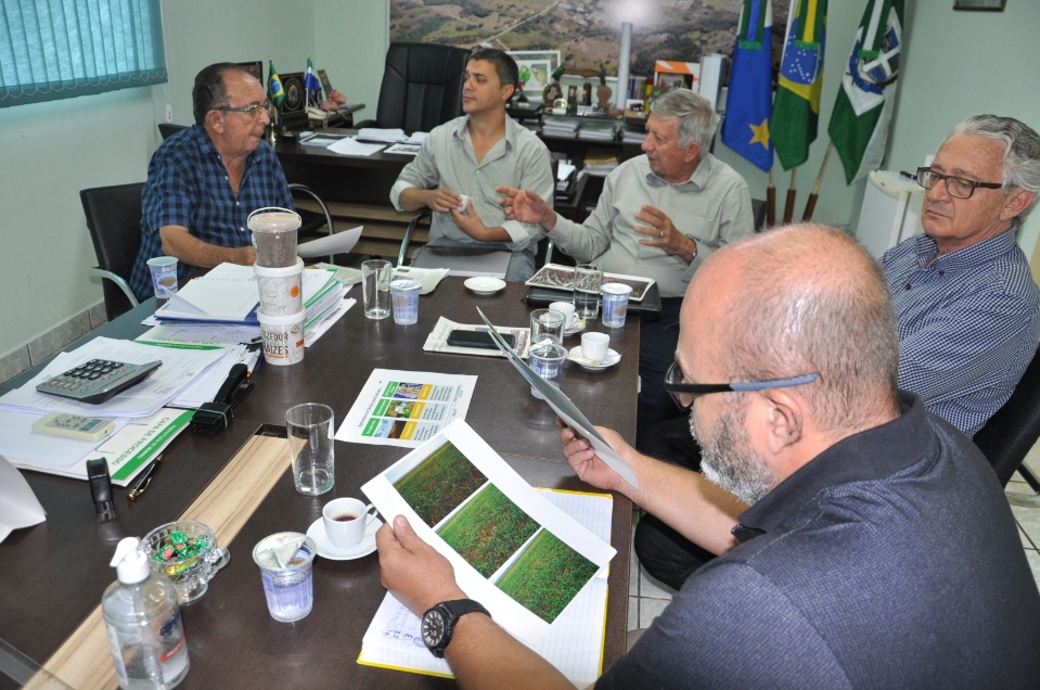 Prefeito recebe representantes de empresa de insumos minerais