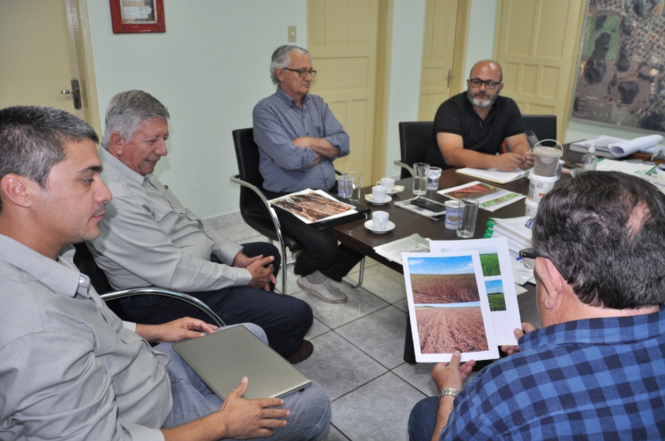 Prefeito recebe representantes de empresa de insumos minerais